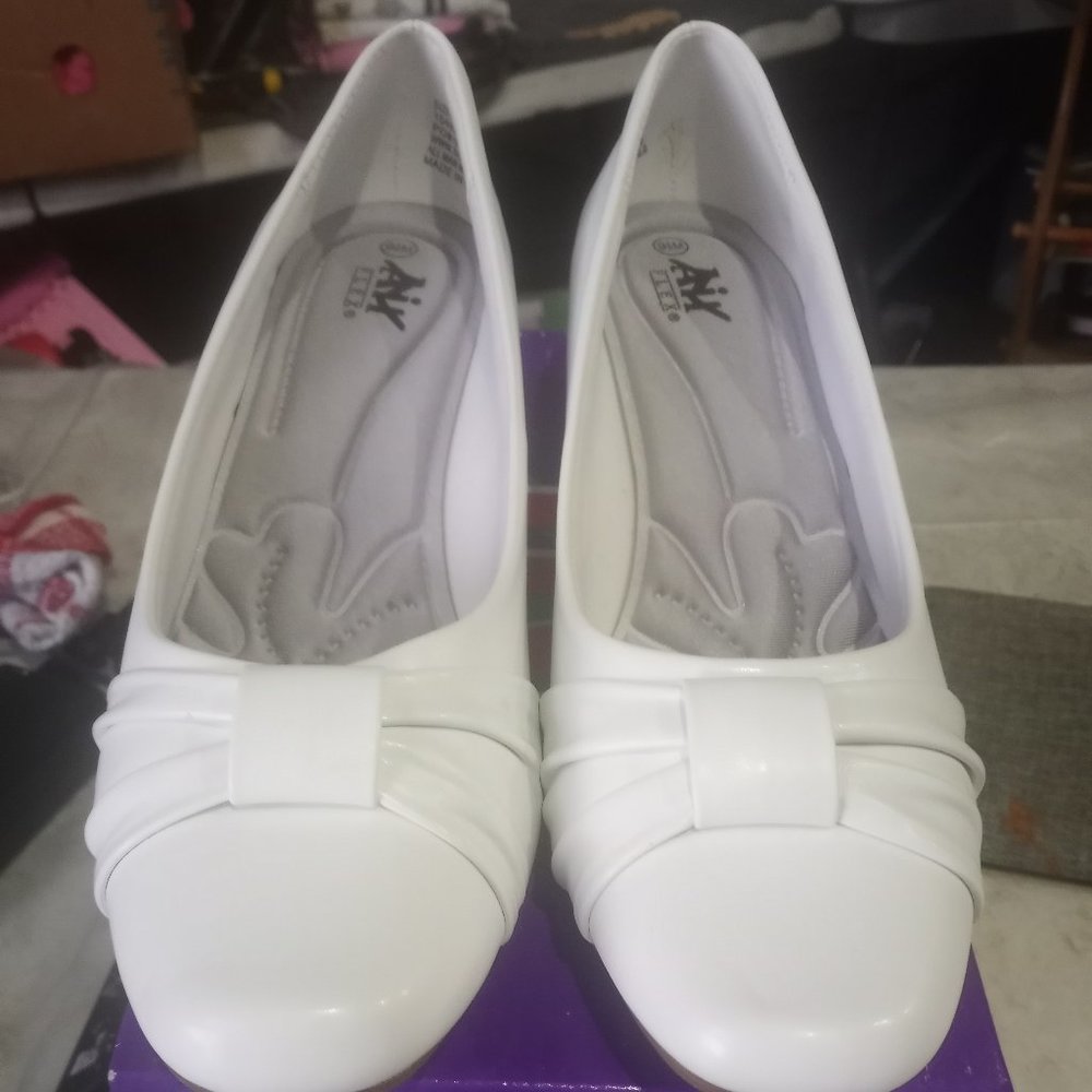 New women's 9 1/2 Med white low heel shoe